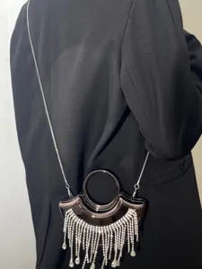 Elegante Mini-Abendtasche mit Strassfransen und Metallfinish sowie schicker Schulterkette.