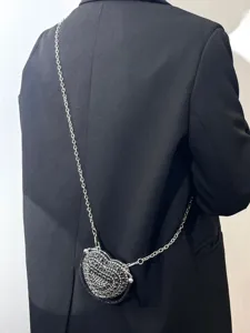 Detailansicht der stylischen Herz Strass Umhängetasche mit Kette am Rücken, schickes Accessoire.
