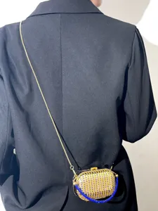 Acryl Strass Mini Umhängetasche, glitzernde Kristall Box Clutch mit Metallkette für Damen.