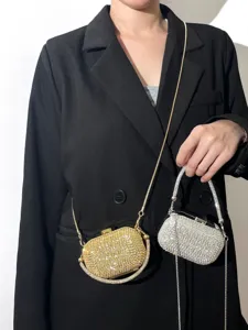 Detailansicht trendiger Strass-Kettenschultertaschen mit funkelndem Kristall-Design.