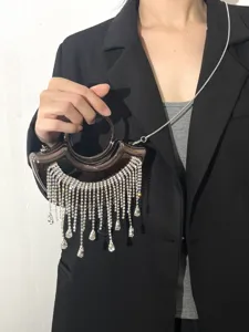 Elegante funkelnde Strass-Quasten-Mini-Abendtasche mit rundem Griff und Kette für Damen.