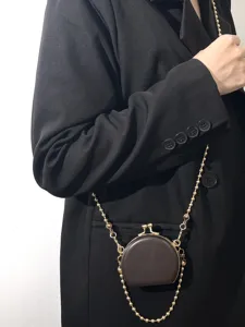 Mini PU leer portemonnee crossbody tas met chique gouden kralenketting voor vrouwen detail weergave.