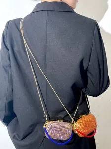 Detailansicht der modischen Strassabendtasche zum Umhängen, glänzendes Kristall-Design.