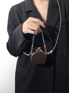 Mini ronde crossbody tas voor dames, donkerbruine PU lederen lippenstift tas met gouden ketting.