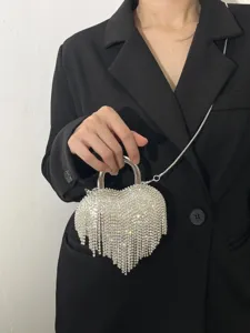 Sac de soirée en strass frangé en forme de cœur, vue détaillée des strass et poignée en métal.