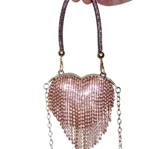 Herzförmige Strass Abendtasche mit Quasten Fransen, violettem Perlen Griff und Gold Kette.