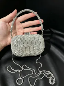 Silberne Strass Abendtasche mit glitzernden Kristallen und elegantem Metallkettengurt.