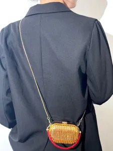 Detailansicht der luxuriösen Strass Acryl Abendtasche mit elegantem Goldkettengurt.