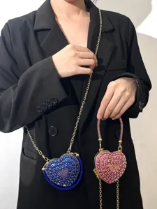 Detailansicht der funkelnden Strass Herz Umhängetasche mit goldener Kette für Damen.