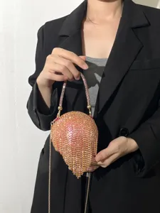 Détail de sac de soirée à franges en strass, pochette de fête scintillante en forme de goutte.