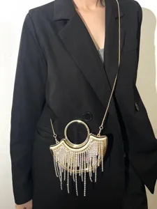 Modische goldene Abendtasche mit Fransen, elegante Mini Umhaengetasche fuer Damen.