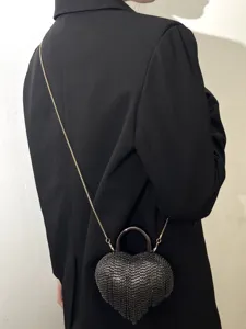 Sac de soirée cœur en strass exquis avec poignée en métal et chaîne élégante.