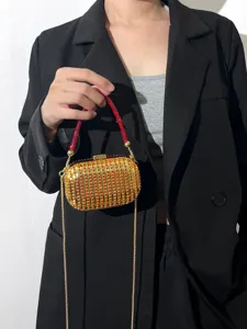 Acryl Hartschalen Mini Clutch Tasche mit roten und goldenen Strasssteinen, elegante Kette.