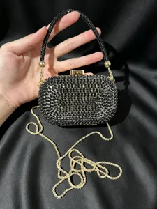 Detailansicht der luxuriösen schwarzen Strass Abendtasche mit goldener Kette für Damen.