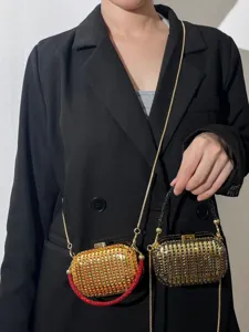 Detailansicht modischer Mini-Strass-Acryl-Koffer-Abendtaschen mit praktischen Metallketten.