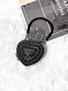 Mini Kristall Herz Abendtasche mit Metallkettenriemen und Strassverzierung fuer Damen.