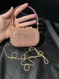 Nahaufnahme der glitzernden rosa Strass Abendtasche mit funkelnder Kristalltextur und Goldkette.