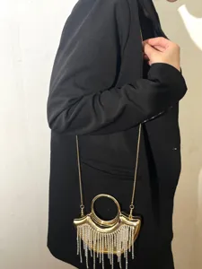 Mini Abendhandtasche aus Metall mit glitzernden Strassfransen und elegantem Ring.