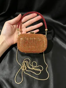 Elegante Strass-Abendtasche mit roten Kristallen und goldener Kettengurt-Detailansicht.