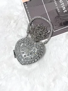 Detailansicht der luxuriösen Herz-Strass-Abendtasche mit glitzernder Kristallkette.