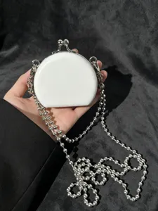 Mini witte PU schoudertas met lange zilveren kralenketting, stijlvolle chique crossbody tas.
