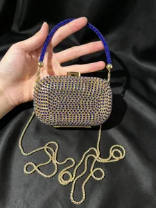 Detailansicht der luxuriösen blauen und goldenen Strass Abendtasche mit Kette und Griff.