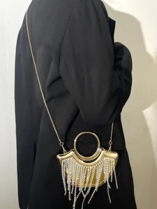 Elegante goldene Mini-Abendtasche mit Strassquasten und feiner Schulterkette für Damen.