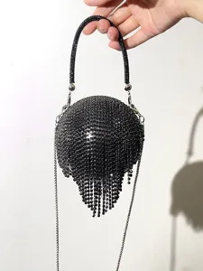 Vue détaillée d'un sac de soirée sphérique en strass noirs étincoyants avec franges.