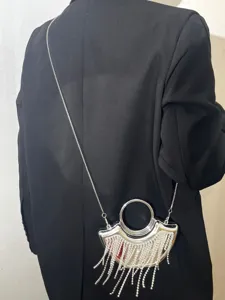 Silberne Mini Abendtasche mit Strassfransen, elegante modische Damen Umhaengetasche neu.