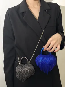 Sac de soiree chic en forme de coeur avec strass et franges, bandouliere tendance.