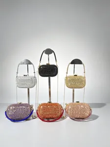 Nahaufnahme von glitzernden Strass-Abendtaschen mit eleganten Metallkettenriemen als Detail.