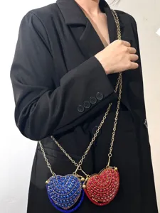 Detailaufnahme Strass Herz Umhängetasche, glitzernde Kristall Mini Abendtasche mit Kette.