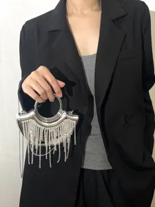 Silberne metallische Mini-Abendtasche mit Strass-Quasten und rundem Griffdetail.