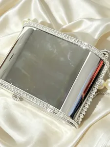 Borsa a scatola clutch in acrilico argento con strass e catena di perle, elegante da sera.