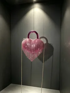 Splendide sac de soirée cœur en strass roses avec franges scintillantes et chaîne élégante.