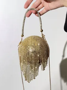 Sac de soirée sphérique en strass doré avec franges élégantes et chaîne pour fête.