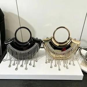 Detailansicht von Strass-Quasten-Abendtaschen in Schwarz-Gold mit rundem Griff.
