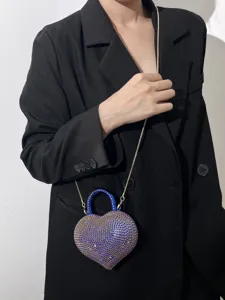Meravigliosa borsa a tracolla mini cuore in strass con manico in acrilico blu e catena.