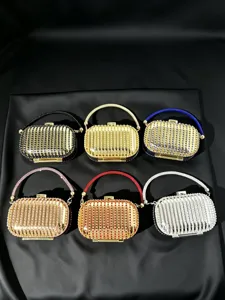 Acryl Abendtasche Detailansicht mit glitzernden Strasssteinen und Metallrahmen.
