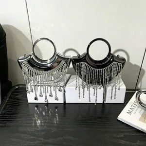 Nahaufnahme der luxuriösen Strass-Fransen-Abendtaschen mit Metallgriffen in edler Präsentation.