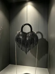 Superbe sac de soirée cœur en strass noirs avec franges de perles étincelantes et poignée.