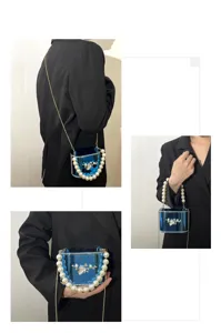Vista dettagliata di una elegante borsa box in acrilico blu con manico di perle e catena.