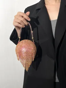 Vue de détail de la poignée de sac de soirée boule à franges en strass scintillants