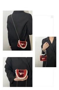 Borsa a scatola in acrilico rosso da donna, elegante manico di perle e tracolla dorata.