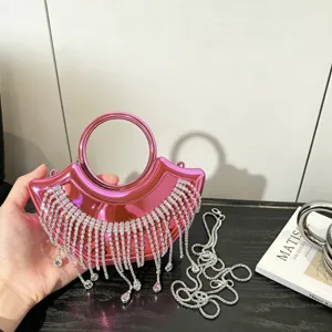 Rosa Strass Quasten Mini Abendhandtasche mit Ringgriff und abnehmbarer Metallkette.
