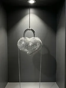 Borsa a tracolla cuore di cristallo con strass e manico in metallo per festa serale donna.