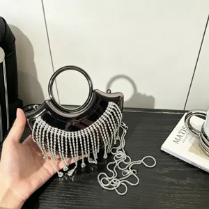 Elegante Strass-Quasten-Abendtasche mit Metallring-Griff und Kette für Damen.