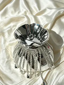 Exquisite silberne Metall Abendtasche Detail, glitzernde Strass Fransen, Luxus Party Accessoire.