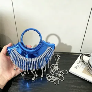 Nahaufnahme der glänzenden blauen Mini-Abendtasche mit funkelnden Strassfransen und Griff.