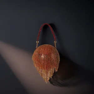 Sac de soirée élégant en strass avec franges rouges dégradées pour fêtes et banquets.